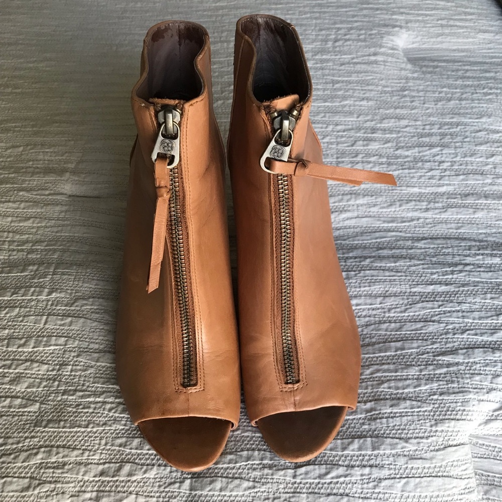 Elliot Lucca Antonia Camel Leather Booties EUC